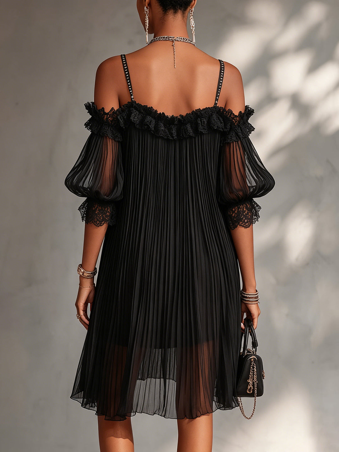 Casa Marbella™ | Vestido Mini Vittoria Negro de Muselina con Hombros Descubiertos y Encaje